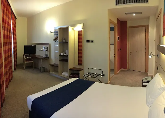 Готель Express By Ihg