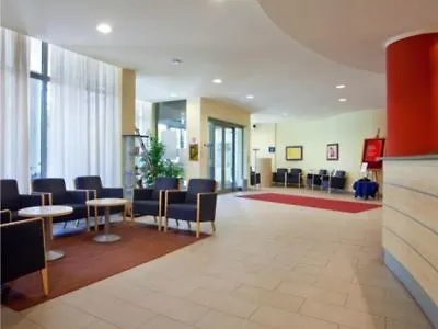 فندق هوليدي إن إكسيرس 3*